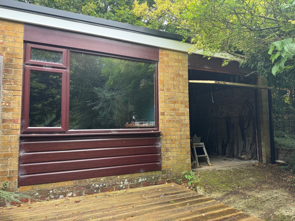 Lot: 47 - APPROXIMATELY HALF AN ACRE OF LAND WITH VACANT POSSESSION - Garage with open door